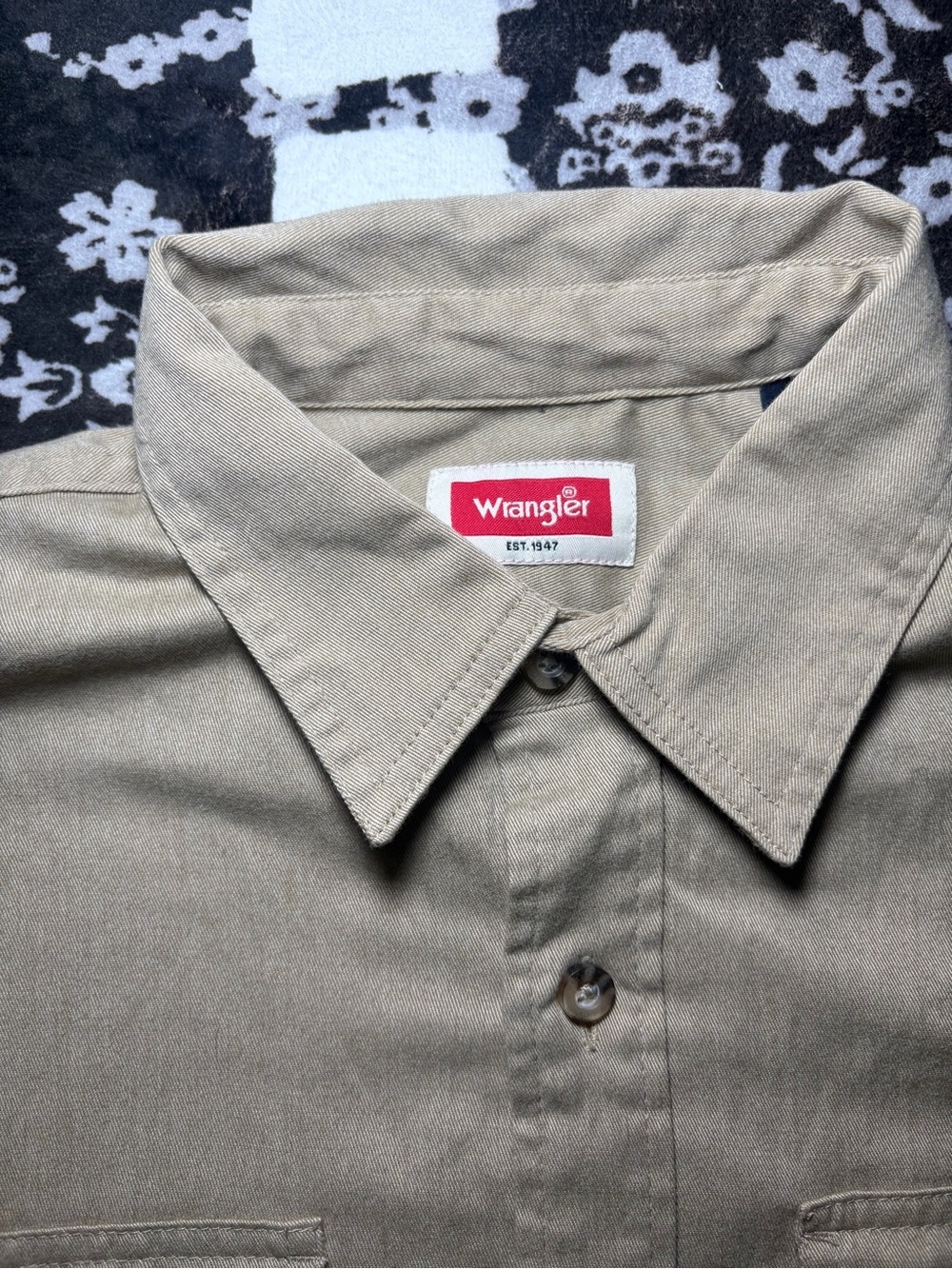 Wrangler Tan Button Up Shirt Short Sleeve Workwear Size Small - Picture 3 of 4